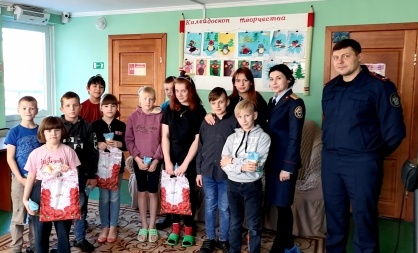 Сотрудники Тарского межрайонного следственного отдела наградили ребят, принимавших участие в конкурсе детских рисунков